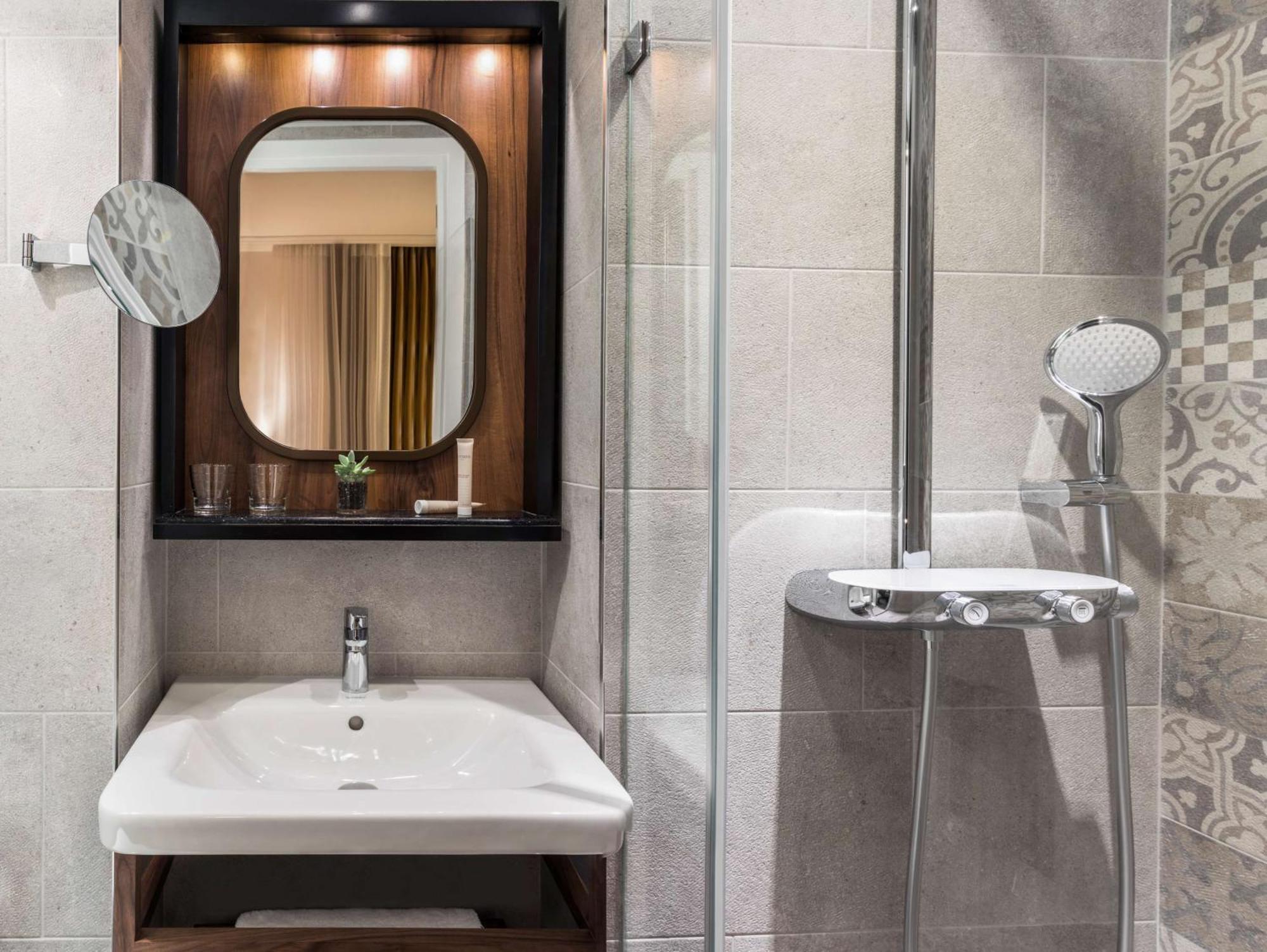 Classic Queen Room Spa Access View or Non-Smoking